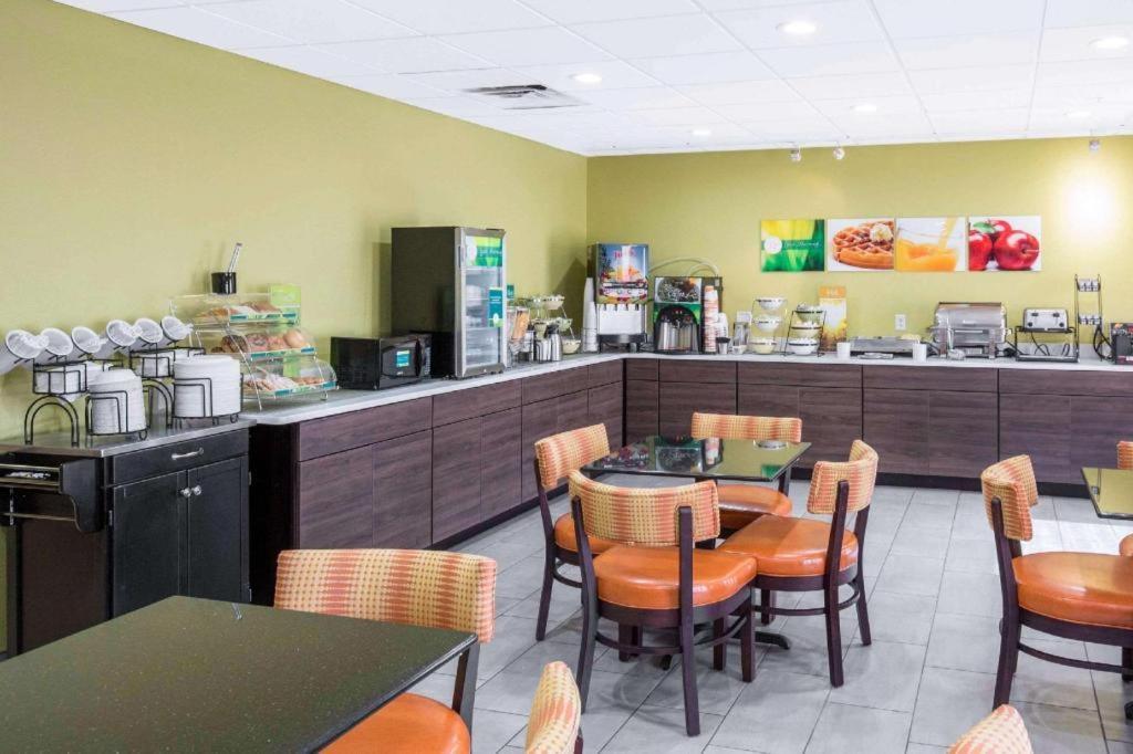 Quality Inn & Suites Arnold - St Louis 외부 사진